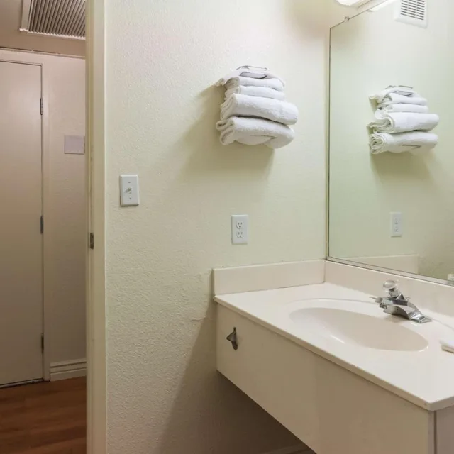 1 Queen Bed - Non-Smoking, Micfridge، Motel6 Green River, UT 8/10