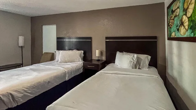 Two Queens، Motel6 Altamonte Springs, FL 7/8