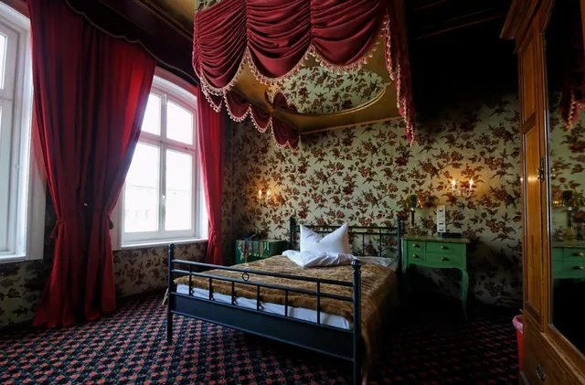 غرفة شهر العسل، Hotel Village 7/10