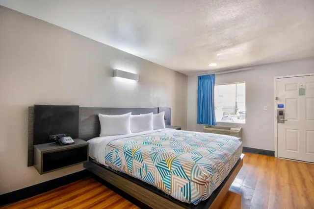 غرفة بسرير كينج للمدخنين، Motel6 Sulphur, LA 5/10