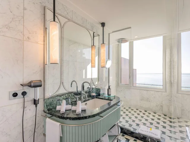 غرفة بانورامية بإطلالة على البحر بشرفة، Mondrian Cannes 10/10