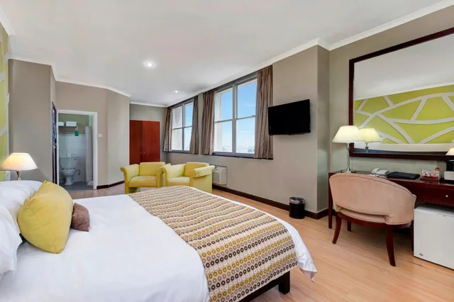 جناح بسرير كينج بإطلالة على المدينة بغرفة نوم واحدة، Protea Hotel by Marriott Lusaka Cairo Road 4/9