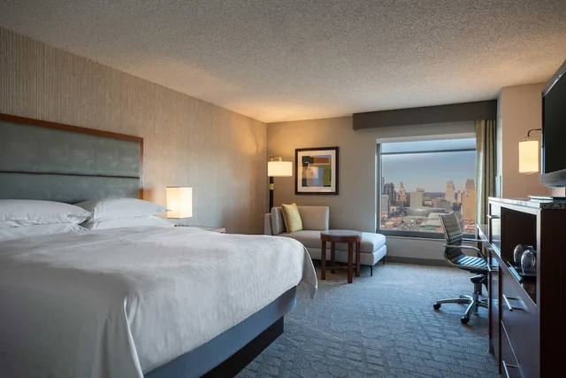 غرفة تقليدية بسرير كينج لذوي الإعاقة، Sheraton Kansas City Hotel At Crown Center 1/2