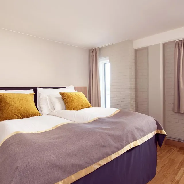 جناح جونيور، Home Hotel Bryggeparken 4/8