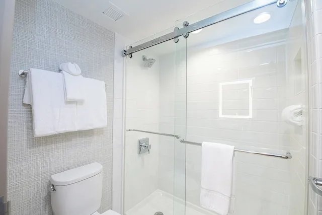 غرفة قياسية بسرير كينج لذوي الإعاقة، Crowne Plaza Hotel Providence Warwick 5/6