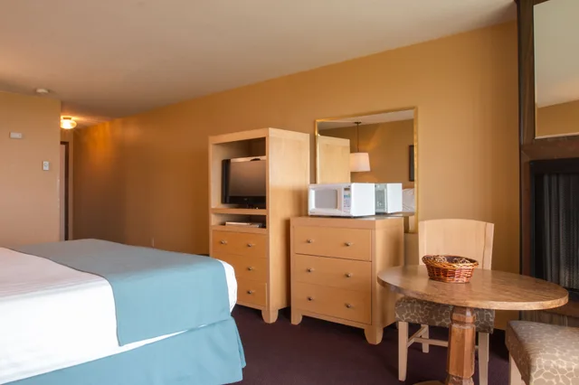 غرفة بسرير كينج بإطلالة جزئية على البحر، Hi Tide Oceanfront Inn 5/6