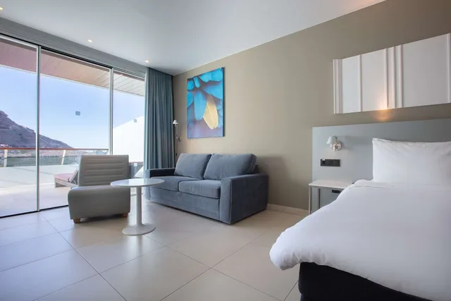 غرفة سوبيريور بسرير كينج بإطلالة على المسبح بشرفة، Radisson Blu Resort Spa Gran Canaria Mogan 3/10