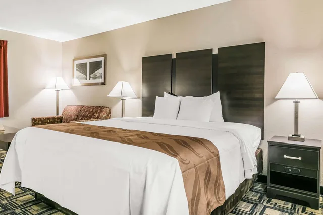 غرفة بسرير كينج للمدخنين، Suburban Studios Mason Hwy 42 1/1