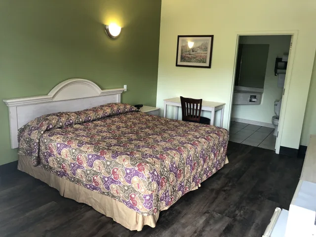 غرفة قياسية بسرير كينج للمدخنين، Weston Inn Suites 2/4