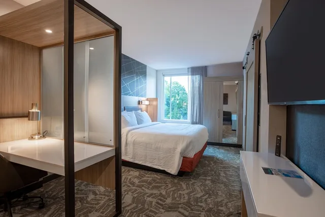 جناح بسرير كينج مع سرير سحّاب إضافي لذوي الإعاقة، SpringHill Suites Chester 5/5