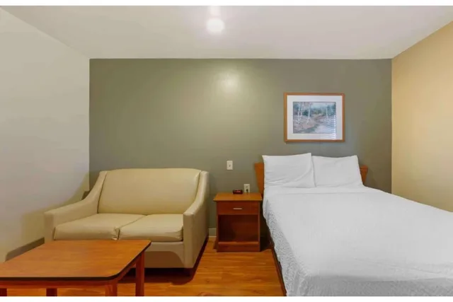 غرفة قياسية بسرير مزدوج، Studio 6 Extended Stay Birmingham Pelham AL 3/9