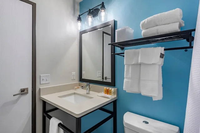 غرفة قياسية بسرير كينج، The Freeport Hotel Ascend Hotel Collection 8/9