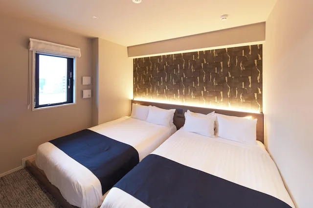 جناح ياباني بسريرين مزدوجين وفرشتي فوتون بشرفة بغرفة نوم واحدة مع أريكة، MONday Apart Premium Asakusa 1/10