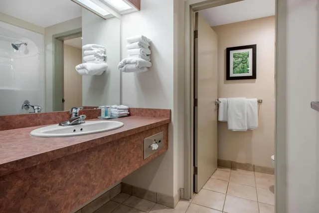 Suite, Queen Bed, Accessible, Clarion Hotel & Suites Brandon 2/2