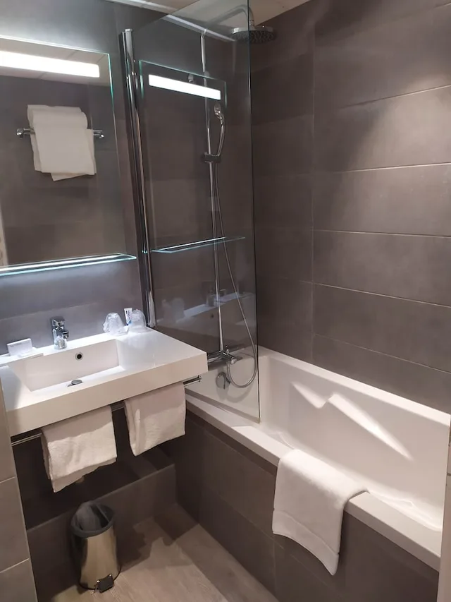 غرفة كلاسيكية بسريرين منفصلين بإطلالة على المسبح، Thalazur Antibes - Hotel & Spa 5/5