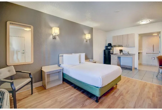 غرفة بسرير كوين بمطبخ لغير المدخنين، Studio6 Tucson, AZ - Irvington Road 3/7