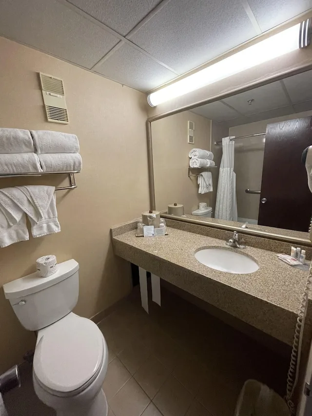 جناح بسريرين كوين مع أريكة، Comfort Inn Ballston 3/3