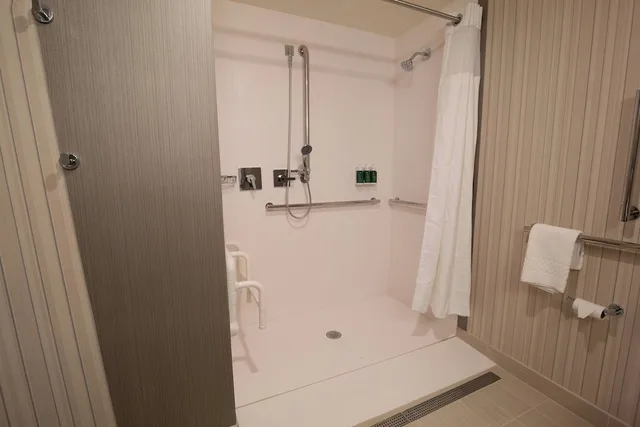غرفة بسرير كينج لذوي الإعاقة، Courtyard by Marriott Cartersville 5/5