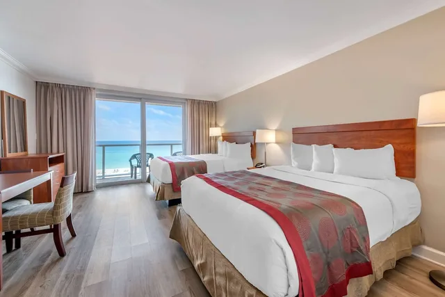 Efficiency, 2 Queen Beds, Ocean Front، Ramada Plaza by Wyndham Marco Polo Beach Resort 4/6