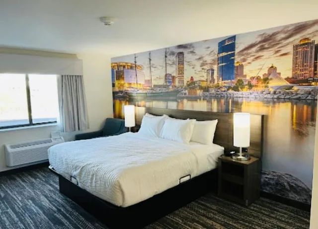 Senior, King Bed, Accessible، Clarion Pointe Milwaukee Airport 3/8