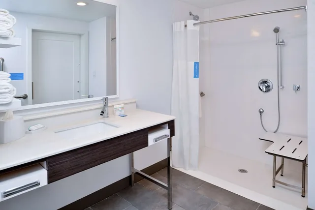 جناح بسرير كينج بشرفة لذوي الإعاقة، Hampton Inn Cedar Falls Downtown Ia 4/4