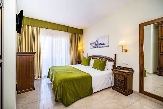 شقة عائلية بسريرين منفصلين بإطلالة على المسبح مع أريكة، Sunway Playa Golf Sitges 1/5