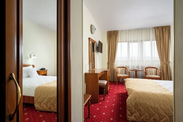 Room, Queen Bed, Palace View, Hotel Moldova 6/8