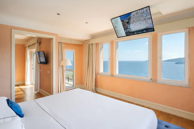 جناح بانورامي بسريرين كينج بإطلالة على البحر بشرفة بغرفتي نوم، Grand Hotel Bristol Resort and Spa 1/10