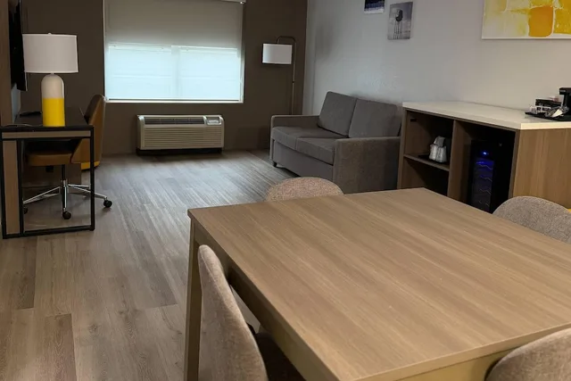 Upgrade, Suite, King Bed, Sofa، Comfort Inn & Suites Concord (Kannapolis) 9/10