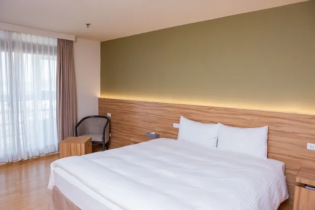Standard, Queen Bed, Landis Inn Lotung 6/10