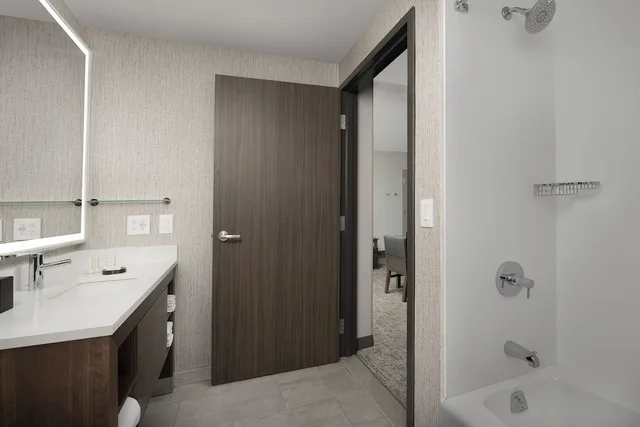 جناح بسرير كينج بغرفة نوم واحدة مع أريكة، Residence Inn by Marriott Bozeman Downtown 10/10