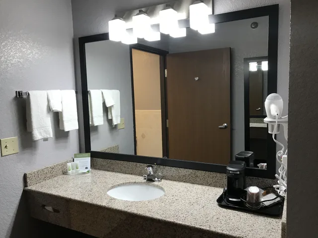 جناح سوبيريور ديلوكس بسرير كينج، AmericInn by Wyndham Ankeny/Des Moines 3/4