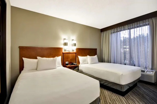 غرفة بسريرين مزدوجين مع أريكة، Hyatt Place Tampa Airport/Westshore 3/9