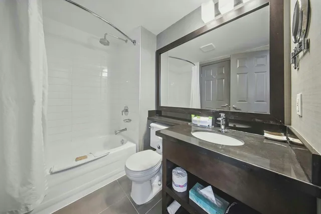 جناح بسرير كوين مع أريكة بمطبخ صغير، Sandman Hotel Red Deer 4/4