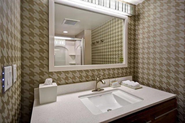 غرفة بسرير كوين لذوي الإعاقة، Home2 Suites by Hilton Nashville Vanderbilt TN 3/3