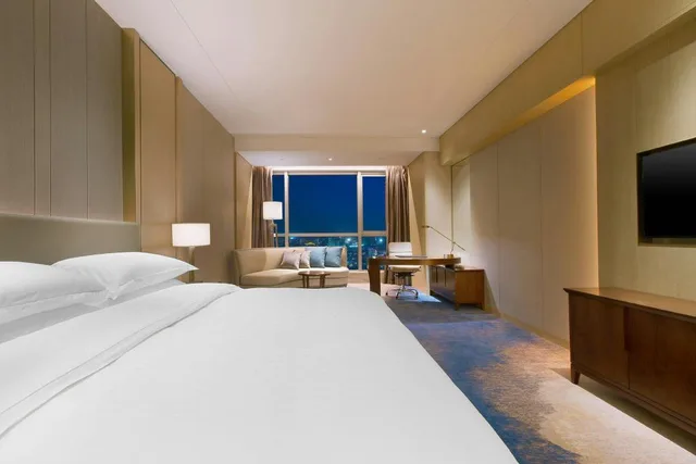 جناح كبير بسرير كينج بإطلالة على المدينة بغرفة نوم واحدة مع دخول صالة النادي، Sheraton Zhanjiang Hotel 2/3