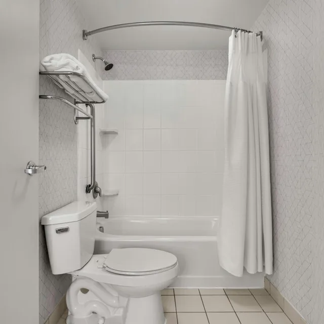 جناح بسرير كينج مع سرير سحّاب إضافي مع أريكة بحوض استحمام لذوي الإعاقة، SpringHill Suites by Marriott Jacksonville North I-95 Area 3/6