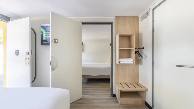 غرفة متصلة قياسية بسرير كوين وسريرين منفصلين، Campanile NATURE - Bordeaux Lac 6/16