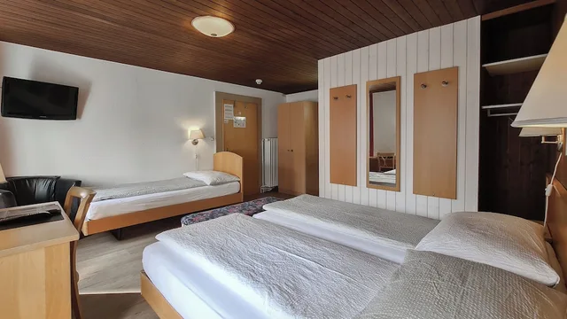 غرفة قياسية ثلاثية بثلاثة أسرّة، Rossli Hotel 1/3