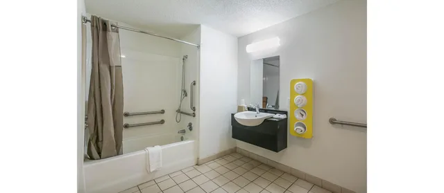 غرفة بسرير كوين لذوي الإعاقة، Motel6 Dothan, AL 7/8