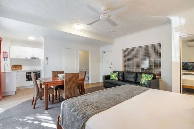 Studio, Queen Bed, Sofa, Byron Central Apartments 1/3