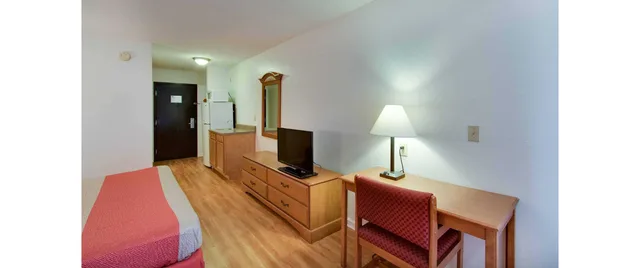 1 King Bed - Mobility Accessible Ri Shower Nsmk، Motel6 Hinesville, GA 6/9