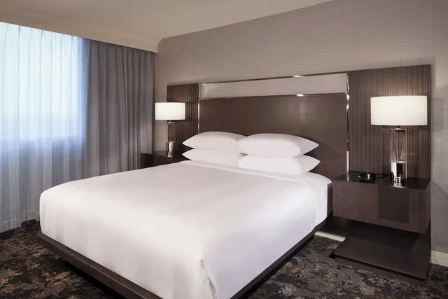 غرفة بسرير كينج، Dallas Fort Worth Airport Marriott 2/5