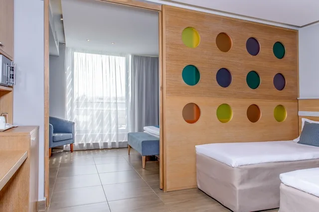 غرفة سوبيريور بسرير كينج وسريرين منفصلين بإطلالة على الحديقة بغرفتي نوم، Lyttos Beach Hotel 6/10