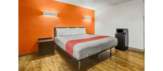 1 King Bed - Mobil Access Tub Nsmk Micfridg، Motel6 Clovis, NM 2/7