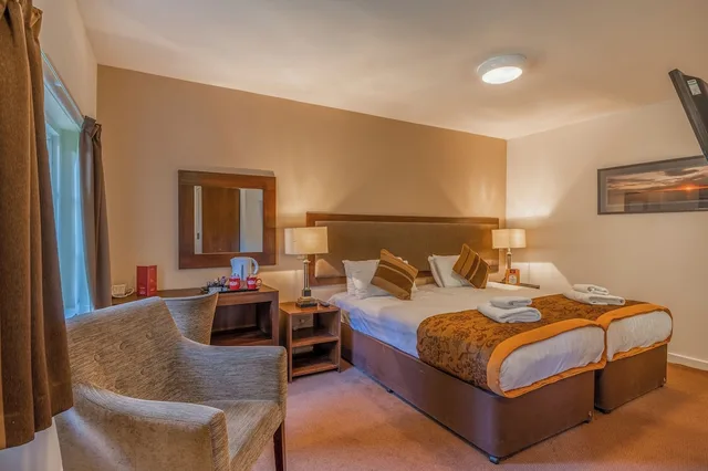 Courtyard, Twin Beds, Outdoor Building، Muthu Newton Hotel 8/10
