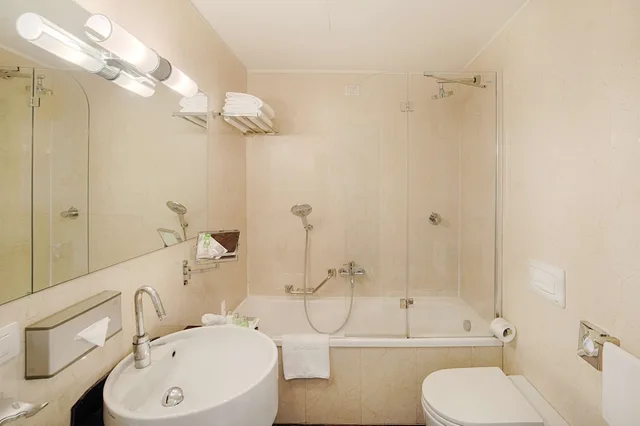Adjoining, Family, King and Twin Beds، NH Collection Roma Giustiniano 2/2
