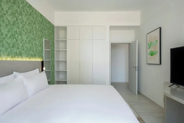 شقة بغرفة نوم واحدة بإطلالة جزئية على البحر، Element West Bay Doha 1/5