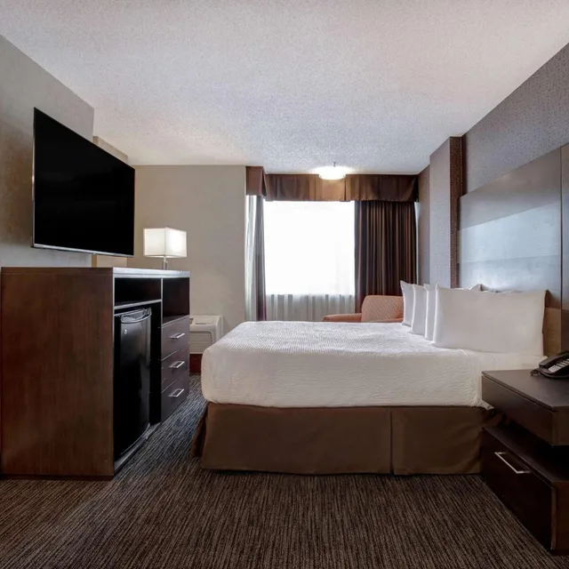 Room, King Bed, Queen Bed, Accessible, Days Inn by Wyndham Calgary South 2/8