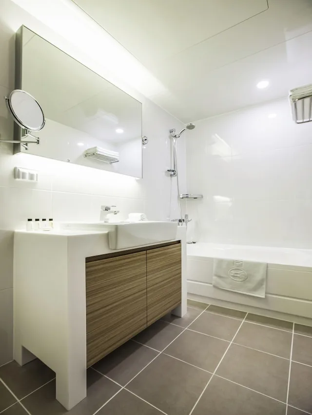 Room, Triple, Double and Twin Beds, Hamilton Hotel 6/6